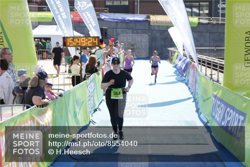 10.08.2025 - GEWOBA Citytriathlon Bremen H.Heesch http://msf.ph/oto/8554040 10.08.2025 15:49:28 Ziel 6, 364, 476, 477 meine-sportfotos.de