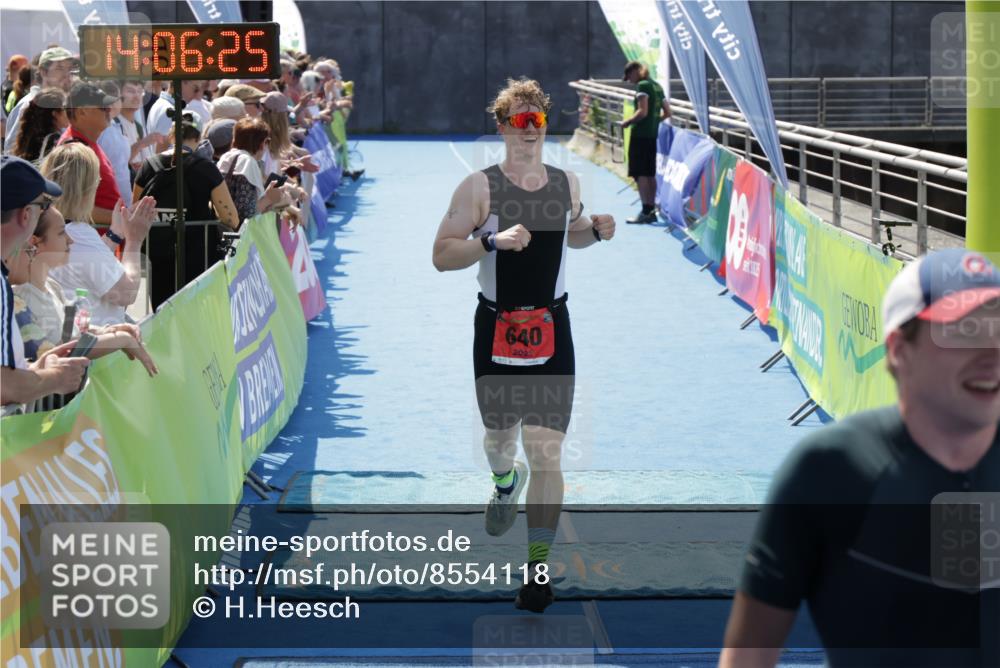 10.08.2025 - GEWOBA Citytriathlon Bremen H.Heesch http://msf.ph/oto/8554118 10.08.2025 14:06:29 Ziel 605, 640, 660 meine-sportfotos.de