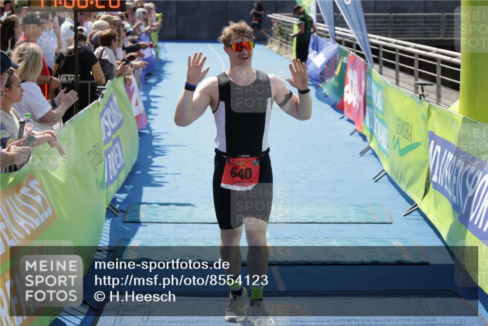 10.08.2025 - GEWOBA Citytriathlon Bremen H.Heesch http://msf.ph/oto/8554123 10.08.2025 14:06:29 Ziel 605, 640, 660 meine-sportfotos.de