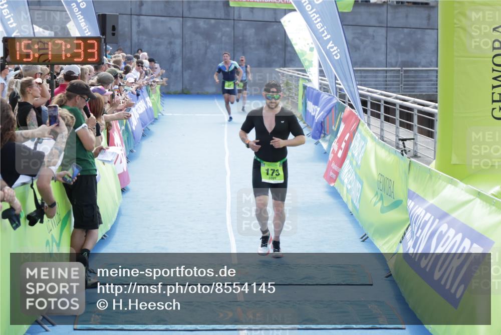 10.08.2025 - GEWOBA Citytriathlon Bremen H.Heesch http://msf.ph/oto/8554145 10.08.2025 15:17:37 Ziel 173 meine-sportfotos.de