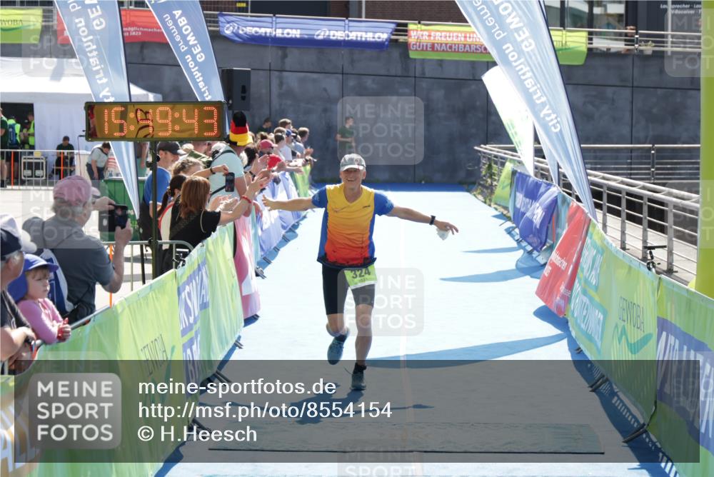 10.08.2025 - GEWOBA Citytriathlon Bremen H.Heesch http://msf.ph/oto/8554154 10.08.2025 15:49:47 Ziel 324 meine-sportfotos.de