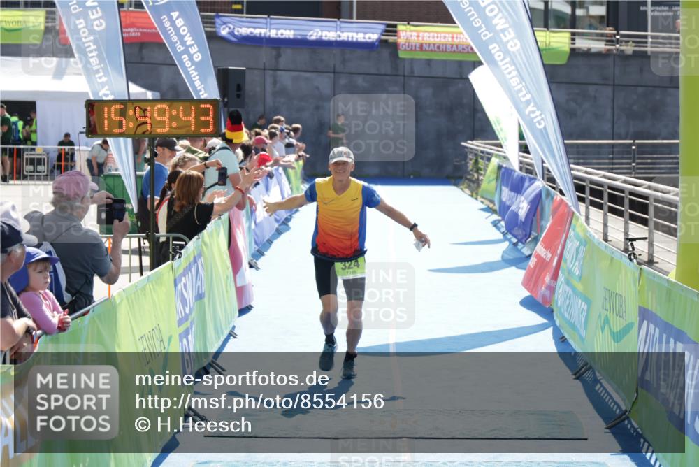 10.08.2025 - GEWOBA Citytriathlon Bremen H.Heesch http://msf.ph/oto/8554156 10.08.2025 15:49:47 Ziel 324 meine-sportfotos.de