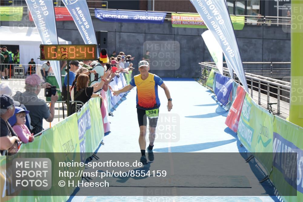 10.08.2025 - GEWOBA Citytriathlon Bremen H.Heesch http://msf.ph/oto/8554159 10.08.2025 15:49:48 Ziel 324 meine-sportfotos.de