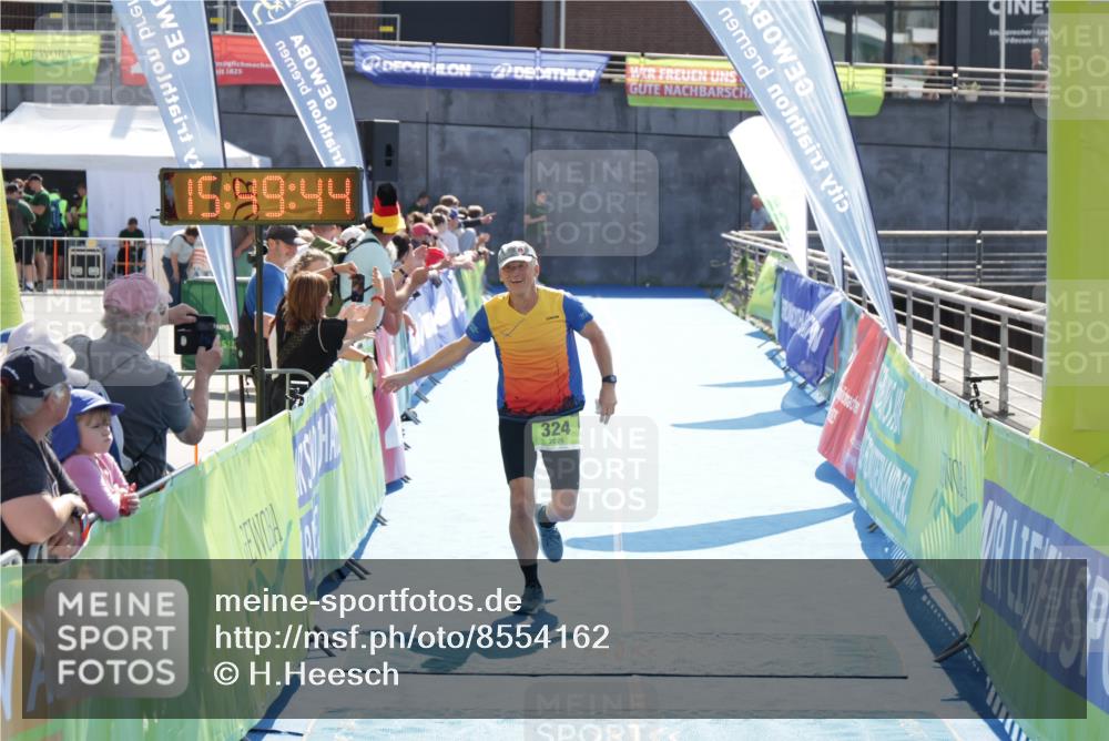 10.08.2025 - GEWOBA Citytriathlon Bremen H.Heesch http://msf.ph/oto/8554162 10.08.2025 15:49:48 Ziel 324 meine-sportfotos.de