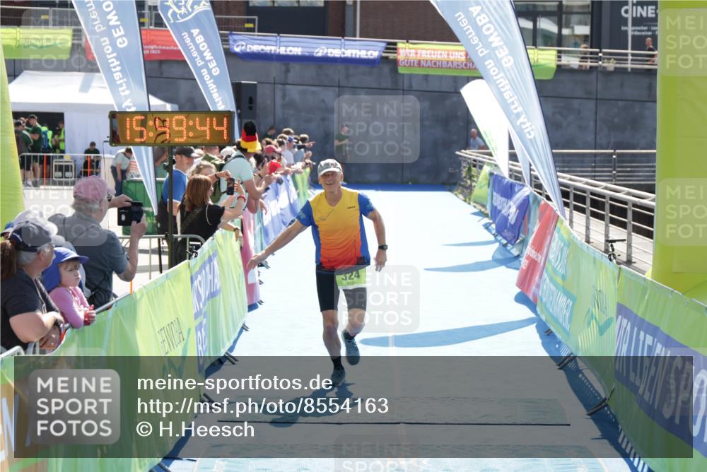 10.08.2025 - GEWOBA Citytriathlon Bremen H.Heesch http://msf.ph/oto/8554163 10.08.2025 15:49:48 Ziel 324 meine-sportfotos.de