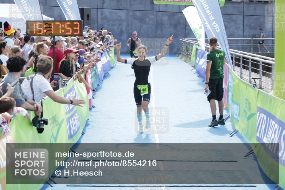 10.08.2025 - GEWOBA Citytriathlon Bremen H.Heesch http://msf.ph/oto/8554216 10.08.2025 15:17:57 Ziel 235, 446 meine-sportfotos.de