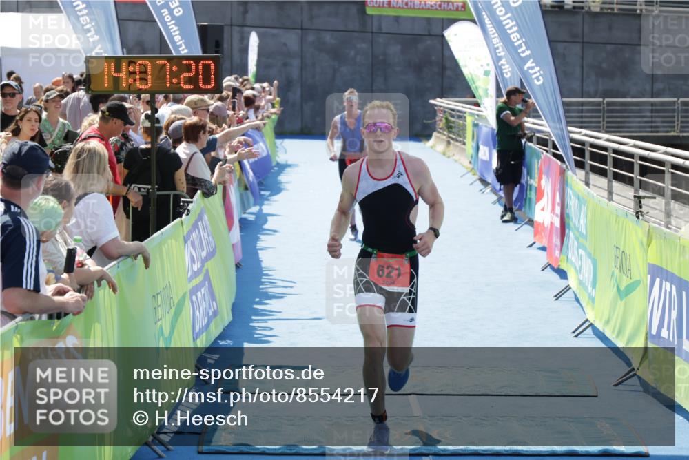 10.08.2025 - GEWOBA Citytriathlon Bremen H.Heesch http://msf.ph/oto/8554217 10.08.2025 14:07:23 Ziel 621, 727, 837, 867, 898 meine-sportfotos.de