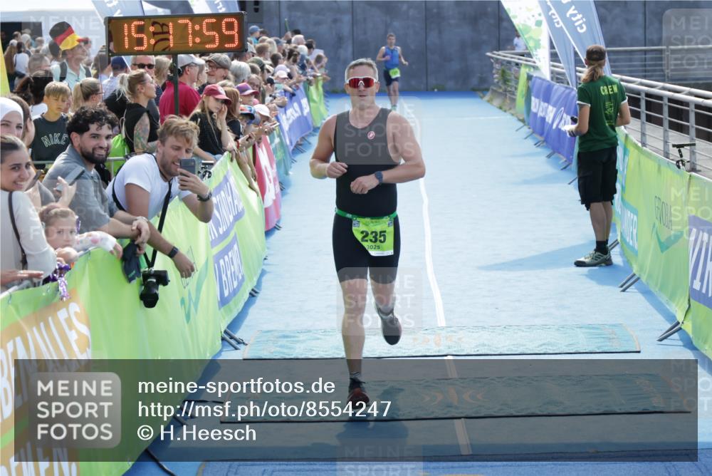 10.08.2025 - GEWOBA Citytriathlon Bremen H.Heesch http://msf.ph/oto/8554247 10.08.2025 15:18:03 Ziel 235, 446 meine-sportfotos.de