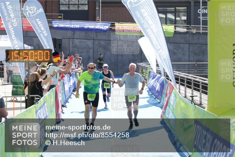 10.08.2025 - GEWOBA Citytriathlon Bremen H.Heesch http://msf.ph/oto/8554258 10.08.2025 15:50:04 Ziel 327, 329, 340, 528 meine-sportfotos.de