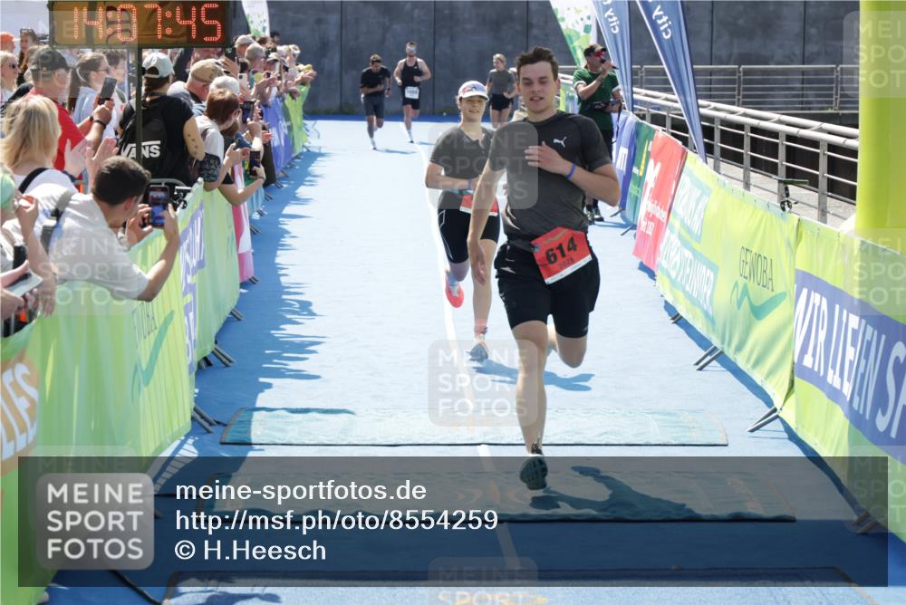 10.08.2025 - GEWOBA Citytriathlon Bremen H.Heesch http://msf.ph/oto/8554259 10.08.2025 14:07:49 Ziel 614, 919 meine-sportfotos.de