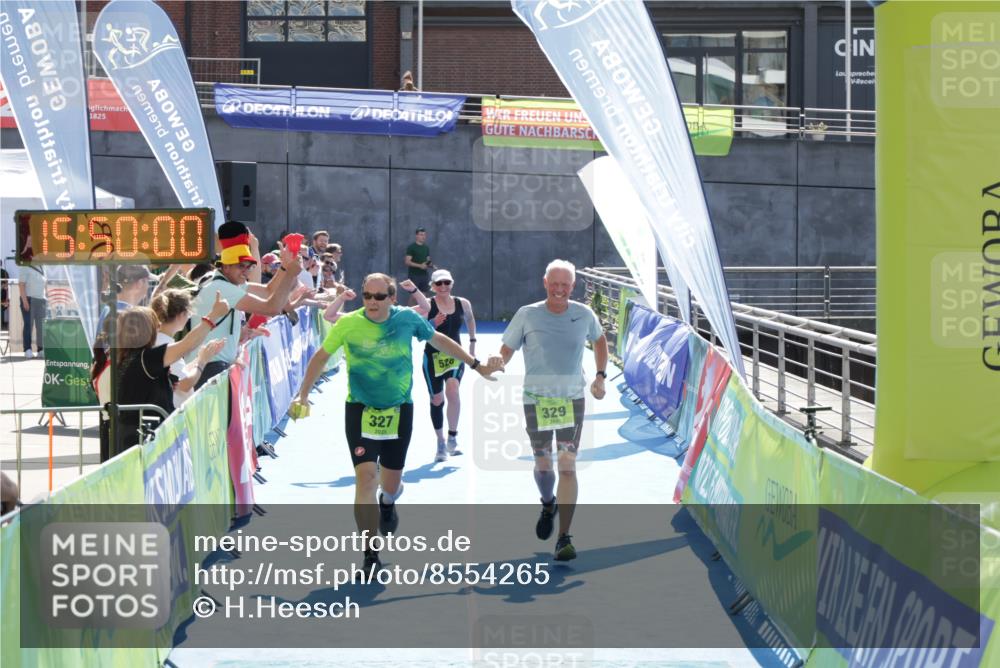 10.08.2025 - GEWOBA Citytriathlon Bremen H.Heesch http://msf.ph/oto/8554265 10.08.2025 15:50:04 Ziel 327, 329, 340, 528 meine-sportfotos.de