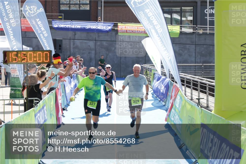 10.08.2025 - GEWOBA Citytriathlon Bremen H.Heesch http://msf.ph/oto/8554268 10.08.2025 15:50:04 Ziel 327, 329, 340, 528 meine-sportfotos.de