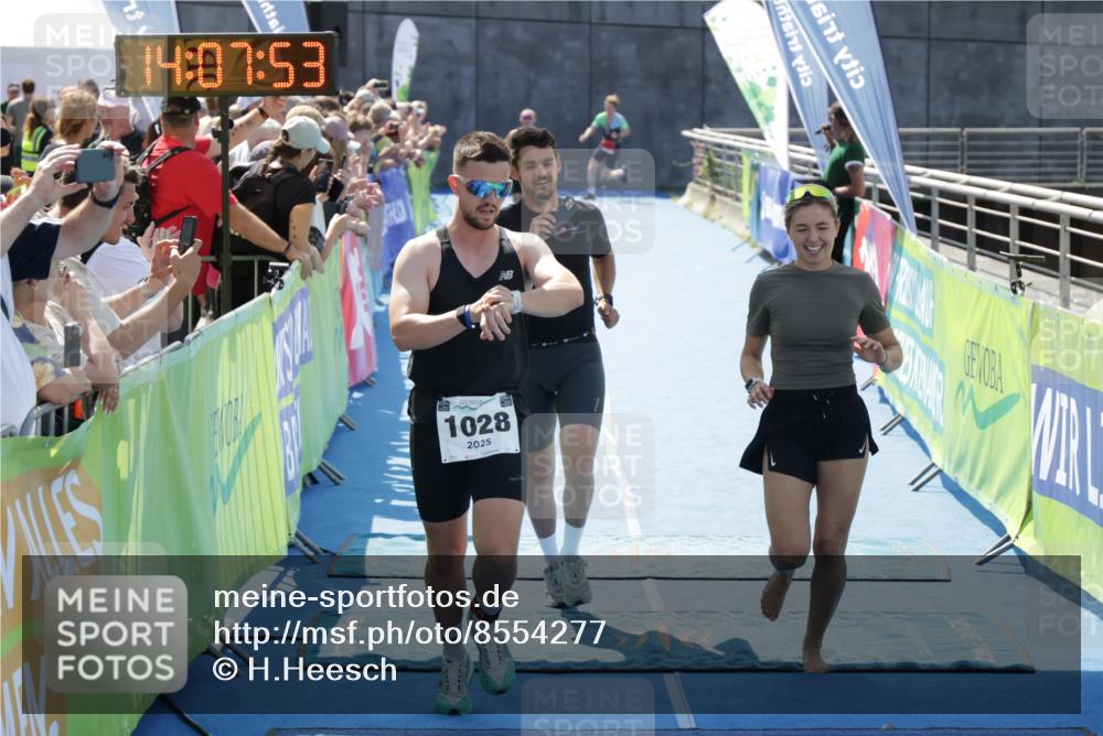 10.08.2025 - GEWOBA Citytriathlon Bremen H.Heesch http://msf.ph/oto/8554277 10.08.2025 14:07:57 Ziel 919, 1028 meine-sportfotos.de