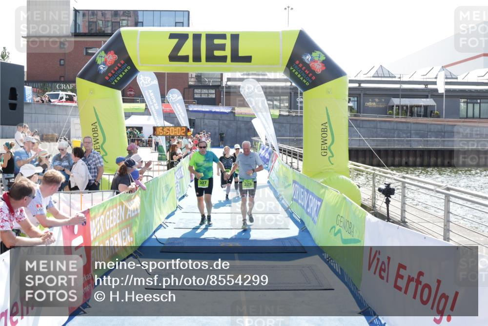 10.08.2025 - GEWOBA Citytriathlon Bremen H.Heesch http://msf.ph/oto/8554299 10.08.2025 15:50:06 Ziel 327, 329, 340, 528 meine-sportfotos.de