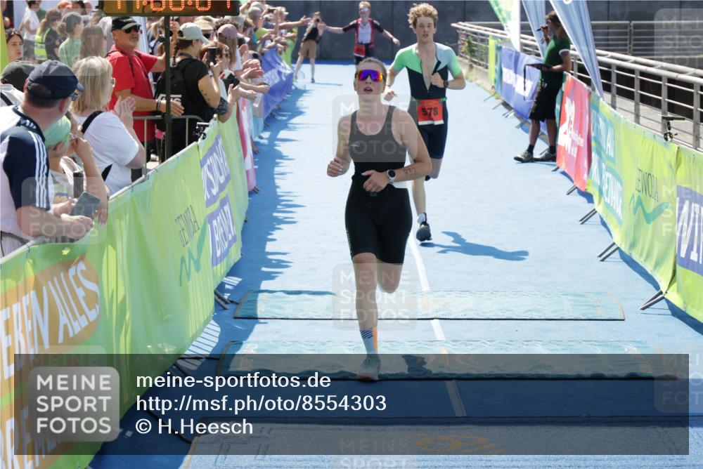 10.08.2025 - GEWOBA Citytriathlon Bremen H.Heesch http://msf.ph/oto/8554303 10.08.2025 14:08:05 Ziel 551, 578, 932 meine-sportfotos.de
