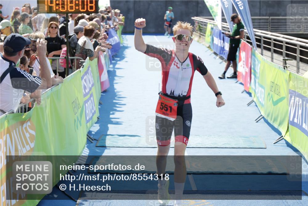 10.08.2025 - GEWOBA Citytriathlon Bremen H.Heesch http://msf.ph/oto/8554318 10.08.2025 14:08:12 Ziel 551, 578, 932 meine-sportfotos.de