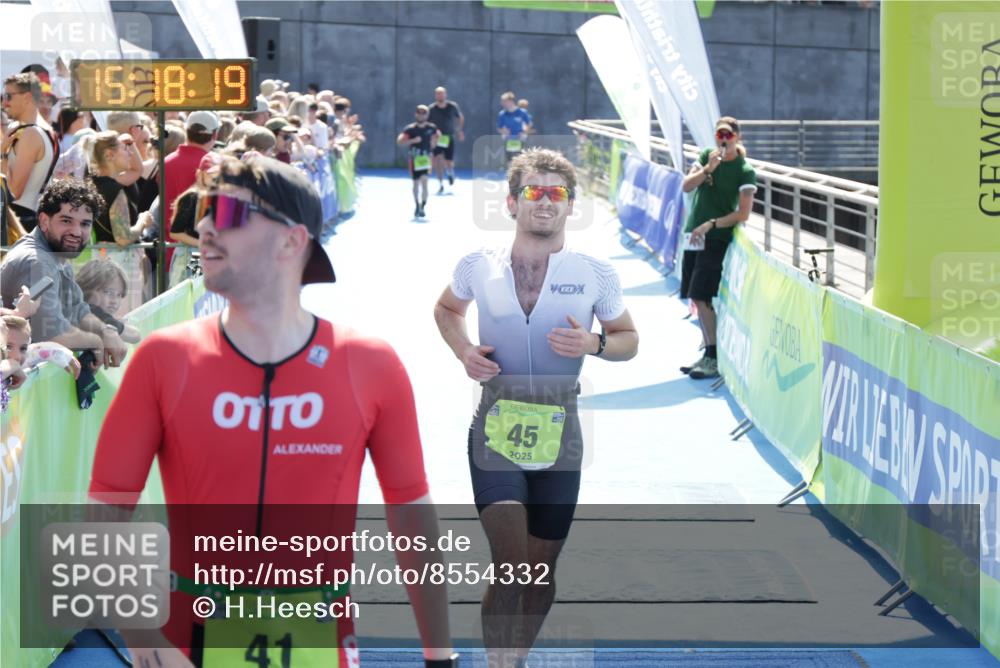 10.08.2025 - GEWOBA Citytriathlon Bremen H.Heesch http://msf.ph/oto/8554332 10.08.2025 15:18:23 Ziel 41, 45, 101, 143 meine-sportfotos.de