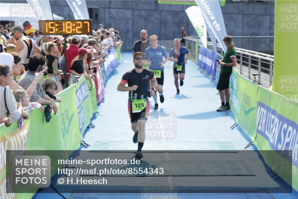 10.08.2025 - GEWOBA Citytriathlon Bremen H.Heesch http://msf.ph/oto/8554343 10.08.2025 15:18:31 Ziel 121, 129, 164, 201 meine-sportfotos.de