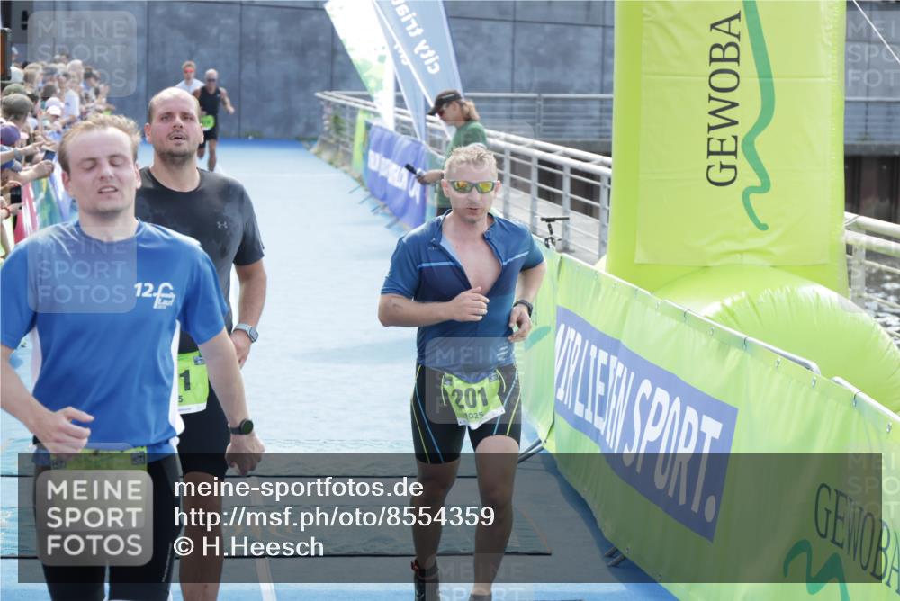 10.08.2025 - GEWOBA Citytriathlon Bremen H.Heesch http://msf.ph/oto/8554359 10.08.2025 15:18:35 Ziel 121, 129, 164, 201 meine-sportfotos.de