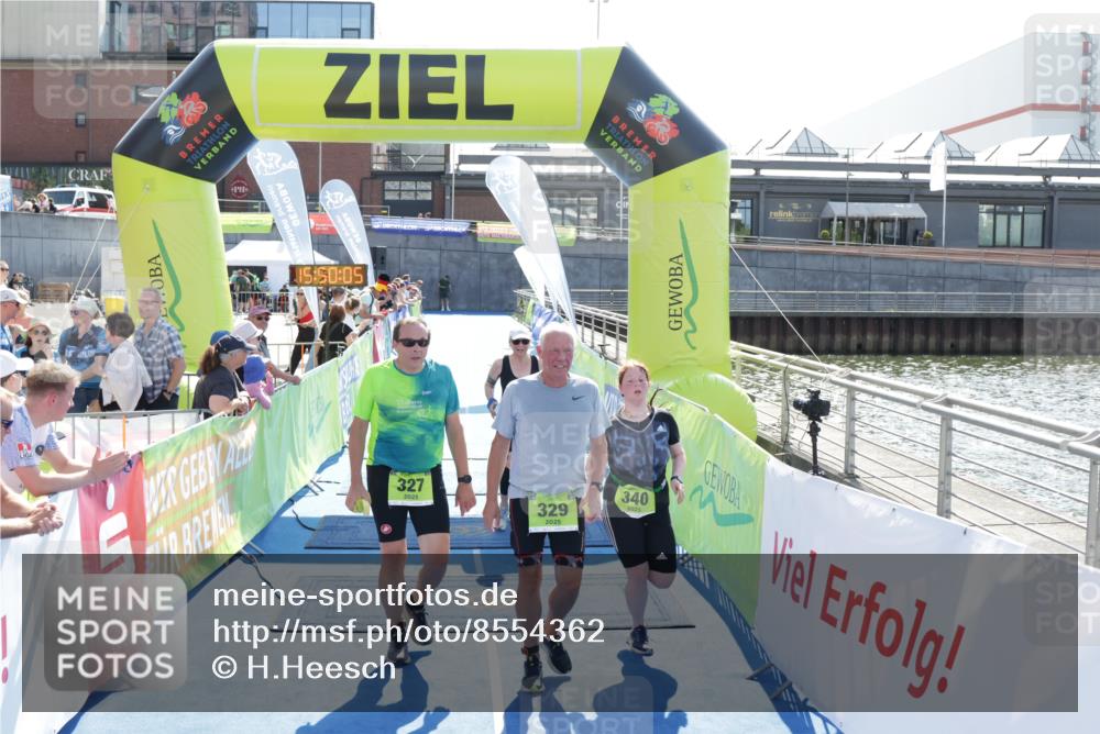 10.08.2025 - GEWOBA Citytriathlon Bremen H.Heesch http://msf.ph/oto/8554362 10.08.2025 15:50:09 Ziel 327, 329, 340, 528 meine-sportfotos.de