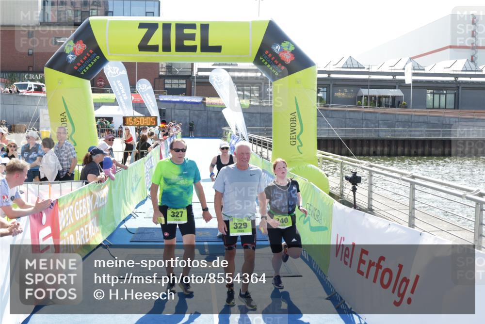 10.08.2025 - GEWOBA Citytriathlon Bremen H.Heesch http://msf.ph/oto/8554364 10.08.2025 15:50:09 Ziel 327, 329, 340, 528 meine-sportfotos.de