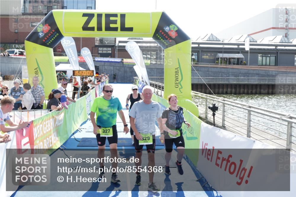 10.08.2025 - GEWOBA Citytriathlon Bremen H.Heesch http://msf.ph/oto/8554368 10.08.2025 15:50:09 Ziel 327, 329, 340, 528 meine-sportfotos.de