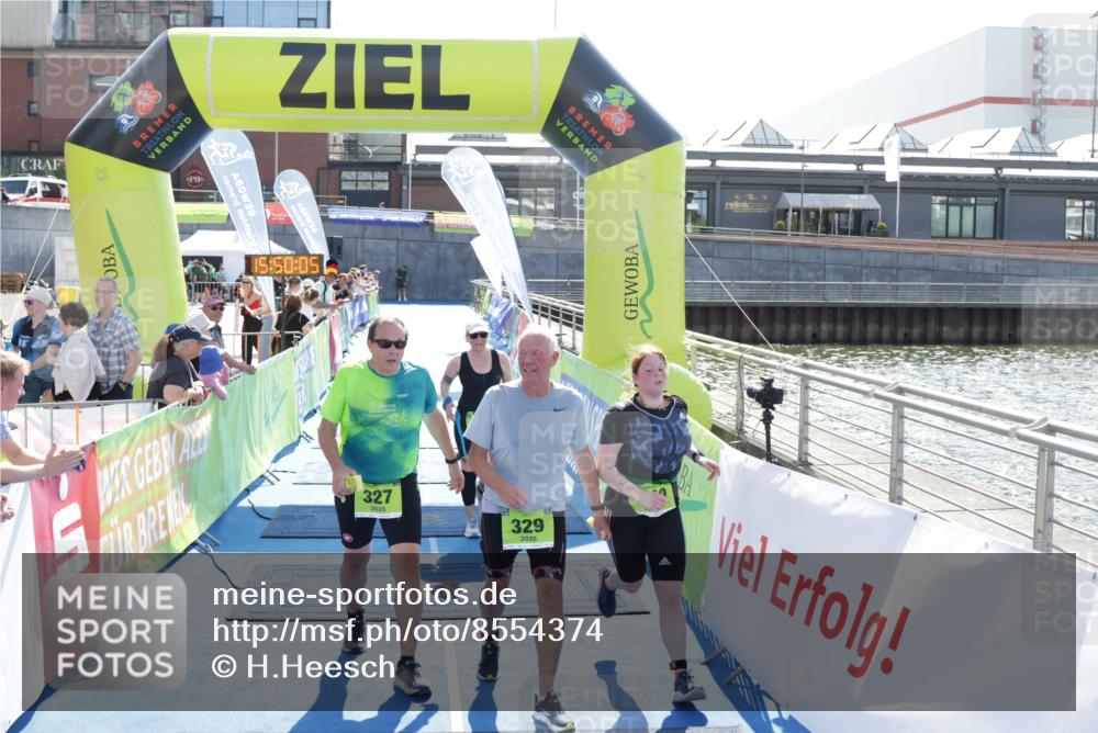 10.08.2025 - GEWOBA Citytriathlon Bremen H.Heesch http://msf.ph/oto/8554374 10.08.2025 15:50:09 Ziel 327, 329, 340, 528 meine-sportfotos.de