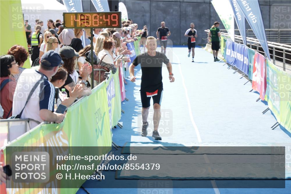 10.08.2025 - GEWOBA Citytriathlon Bremen H.Heesch http://msf.ph/oto/8554379 10.08.2025 14:08:52 Ziel 857 meine-sportfotos.de