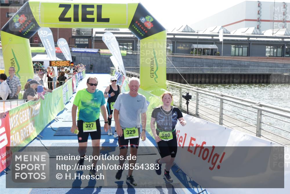 10.08.2025 - GEWOBA Citytriathlon Bremen H.Heesch http://msf.ph/oto/8554383 10.08.2025 15:50:10 Ziel 327, 329, 340, 528 meine-sportfotos.de