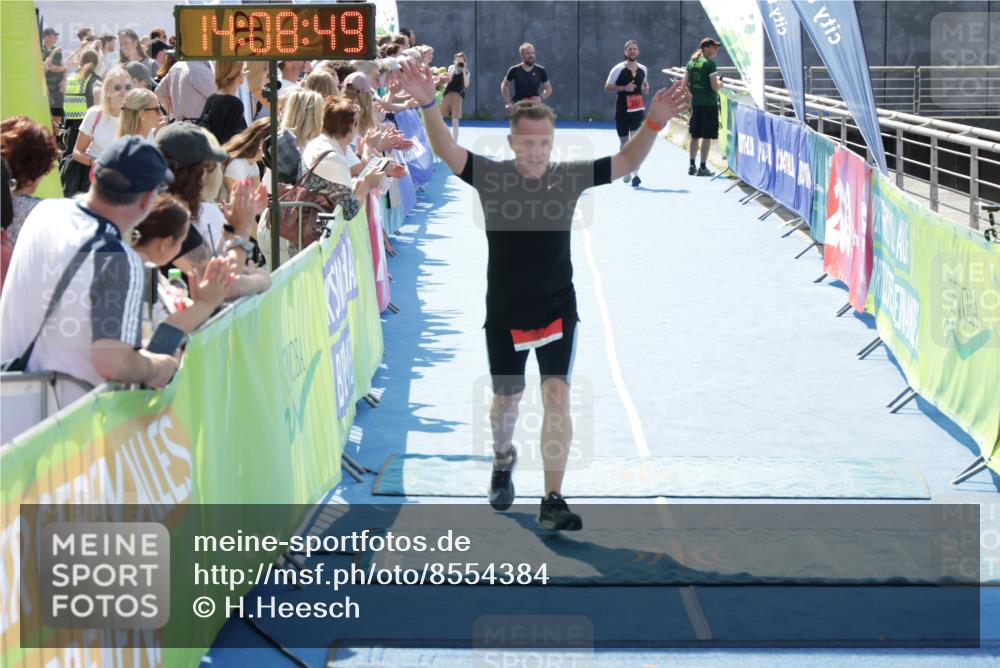 10.08.2025 - GEWOBA Citytriathlon Bremen H.Heesch http://msf.ph/oto/8554384 10.08.2025 14:08:53 Ziel 857 meine-sportfotos.de
