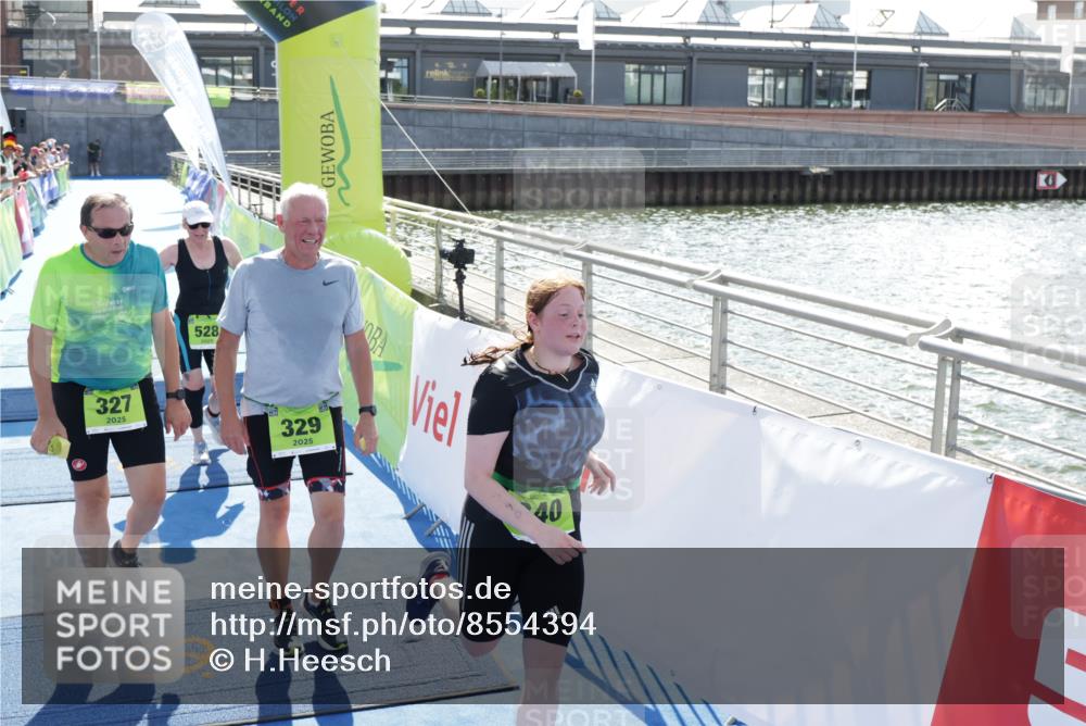 10.08.2025 - GEWOBA Citytriathlon Bremen H.Heesch http://msf.ph/oto/8554394 10.08.2025 15:50:10 Ziel 327, 329, 340, 528 meine-sportfotos.de