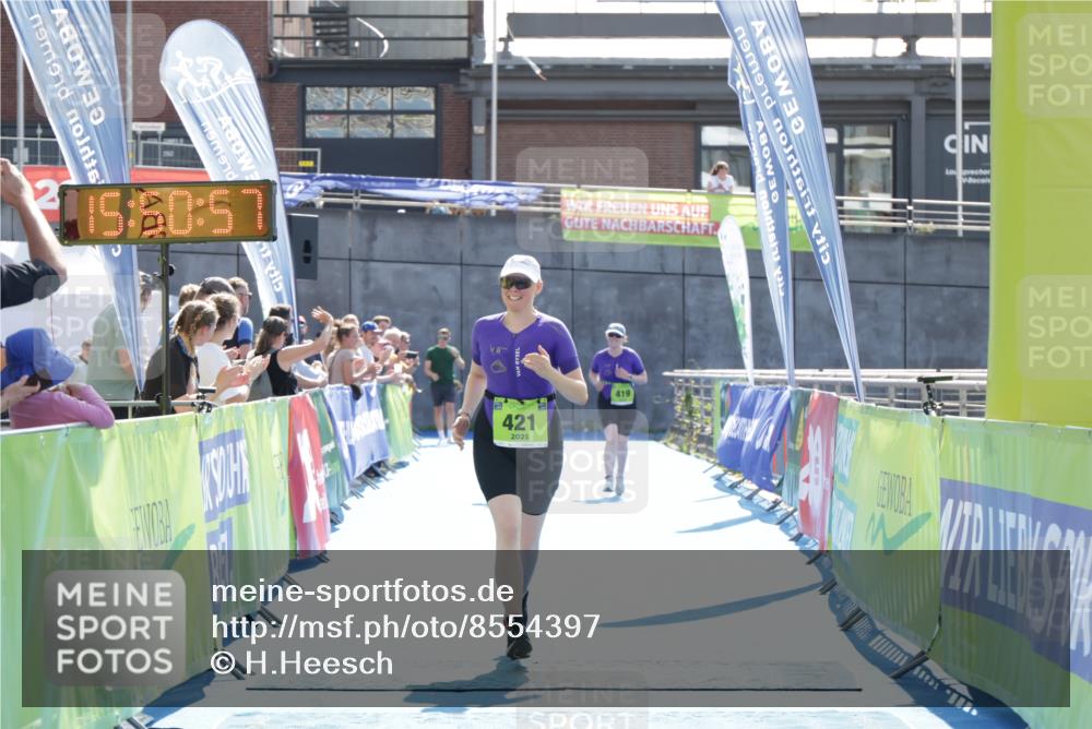 10.08.2025 - GEWOBA Citytriathlon Bremen H.Heesch http://msf.ph/oto/8554397 10.08.2025 15:51:01 Ziel 421 meine-sportfotos.de