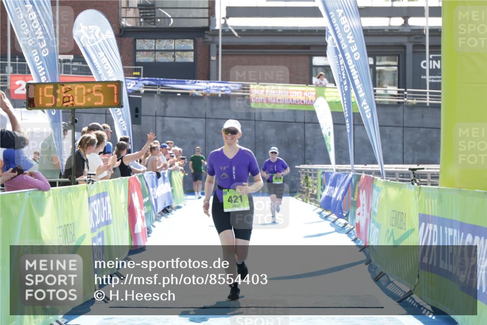 10.08.2025 - GEWOBA Citytriathlon Bremen H.Heesch http://msf.ph/oto/8554403 10.08.2025 15:51:01 Ziel 421 meine-sportfotos.de