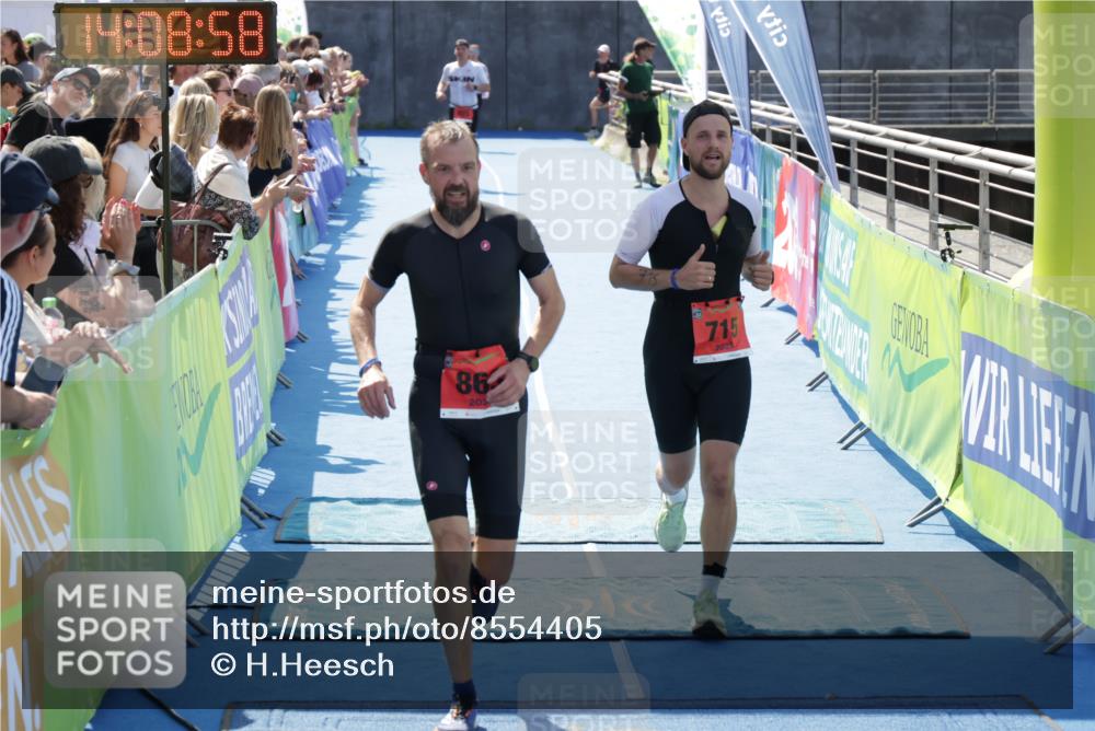 10.08.2025 - GEWOBA Citytriathlon Bremen H.Heesch http://msf.ph/oto/8554405 10.08.2025 14:09:01 Ziel 715, 857, 863 meine-sportfotos.de