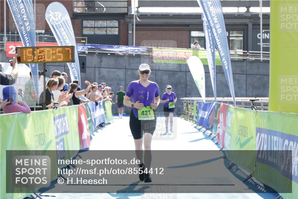 10.08.2025 - GEWOBA Citytriathlon Bremen H.Heesch http://msf.ph/oto/8554412 10.08.2025 15:51:01 Ziel 421 meine-sportfotos.de