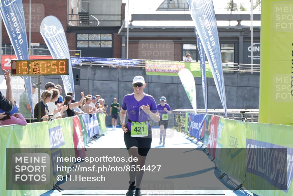 10.08.2025 - GEWOBA Citytriathlon Bremen H.Heesch http://msf.ph/oto/8554427 10.08.2025 15:51:02 Ziel 140, 419, 421 meine-sportfotos.de