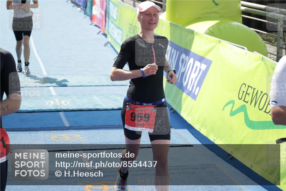 10.08.2025 - GEWOBA Citytriathlon Bremen H.Heesch http://msf.ph/oto/8554437 10.08.2025 14:09:14 Ziel 625, 741, 959, 960 meine-sportfotos.de