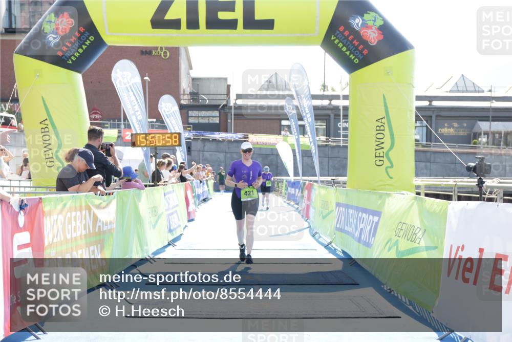 10.08.2025 - GEWOBA Citytriathlon Bremen H.Heesch http://msf.ph/oto/8554444 10.08.2025 15:51:02 Ziel 140, 419, 421 meine-sportfotos.de