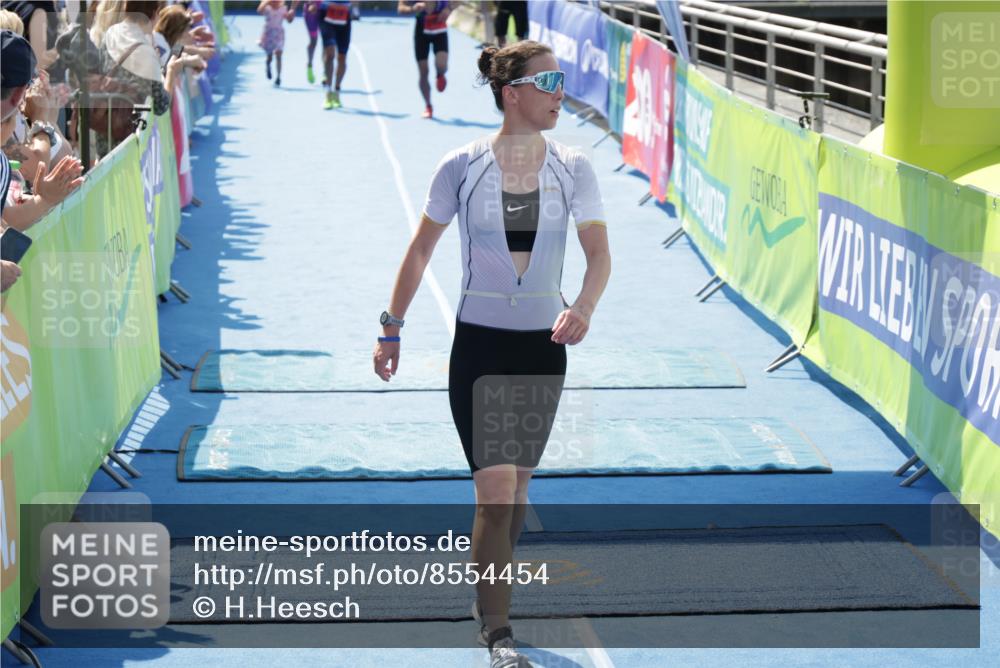 10.08.2025 - GEWOBA Citytriathlon Bremen H.Heesch http://msf.ph/oto/8554454 10.08.2025 14:09:17 Ziel 625, 693, 741, 875, 956, 959, 960 meine-sportfotos.de