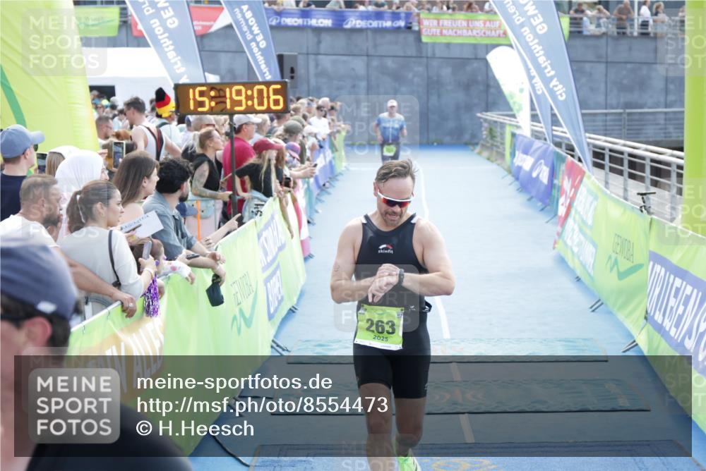 10.08.2025 - GEWOBA Citytriathlon Bremen H.Heesch http://msf.ph/oto/8554473 10.08.2025 15:19:09 Ziel 195, 263 meine-sportfotos.de