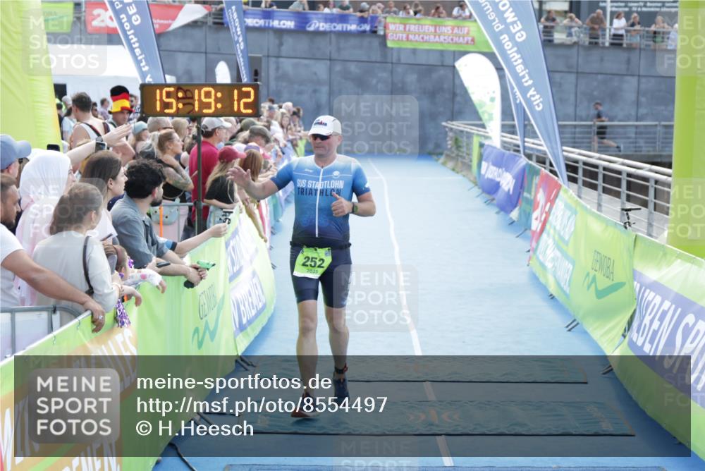 10.08.2025 - GEWOBA Citytriathlon Bremen H.Heesch http://msf.ph/oto/8554497 10.08.2025 15:19:16 Ziel 252 meine-sportfotos.de
