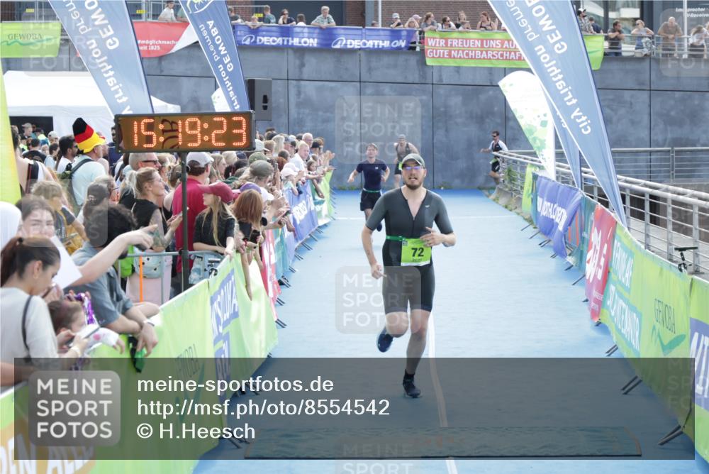 10.08.2025 - GEWOBA Citytriathlon Bremen H.Heesch http://msf.ph/oto/8554542 10.08.2025 15:19:27 Ziel 5, 72 meine-sportfotos.de