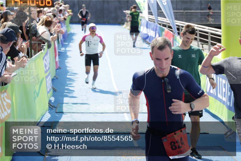 10.08.2025 - GEWOBA Citytriathlon Bremen H.Heesch http://msf.ph/oto/8554565 10.08.2025 14:10:10 Ziel 824, 1015 meine-sportfotos.de