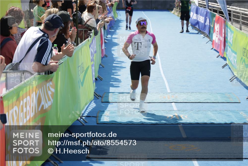 10.08.2025 - GEWOBA Citytriathlon Bremen H.Heesch http://msf.ph/oto/8554573 10.08.2025 14:10:11 Ziel 682, 824, 1015 meine-sportfotos.de