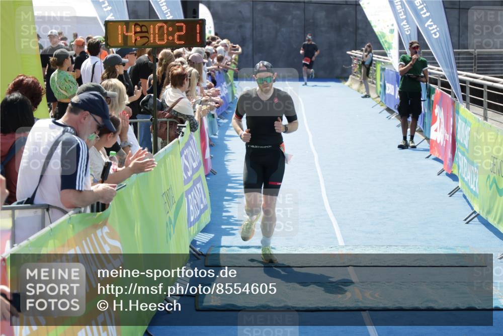 10.08.2025 - GEWOBA Citytriathlon Bremen H.Heesch http://msf.ph/oto/8554605 10.08.2025 14:10:24 Ziel 682, 753 meine-sportfotos.de
