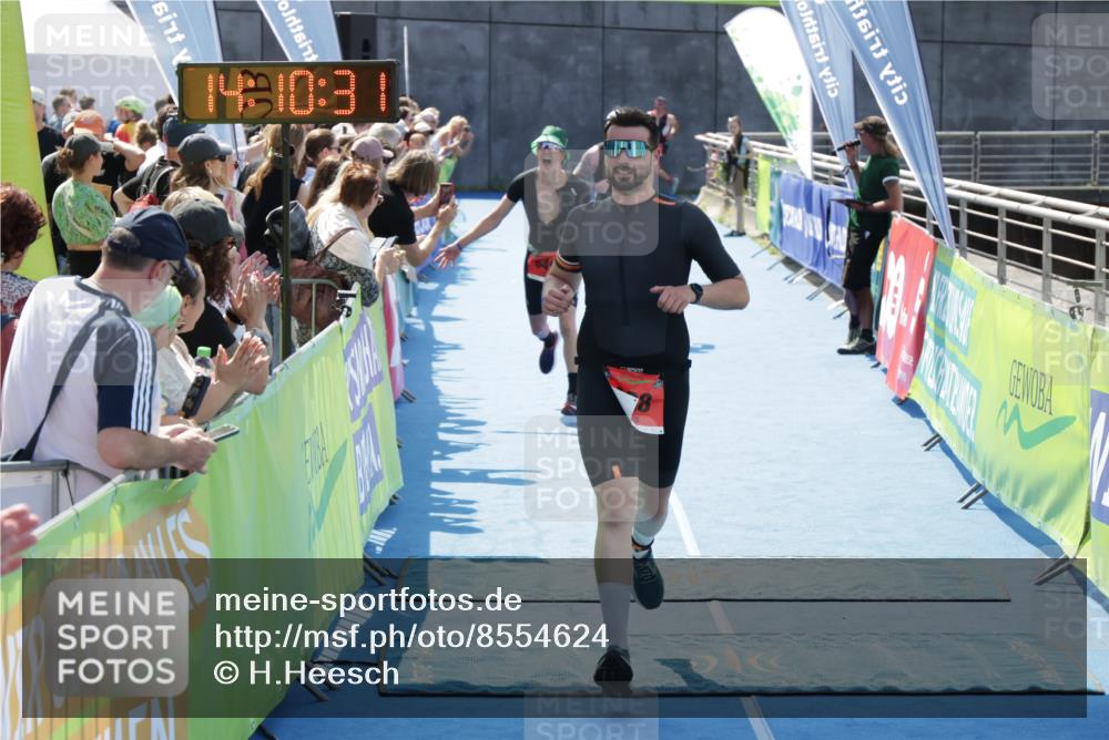 10.08.2025 - GEWOBA Citytriathlon Bremen H.Heesch http://msf.ph/oto/8554624 10.08.2025 14:10:34 Ziel 649, 656, 698 meine-sportfotos.de