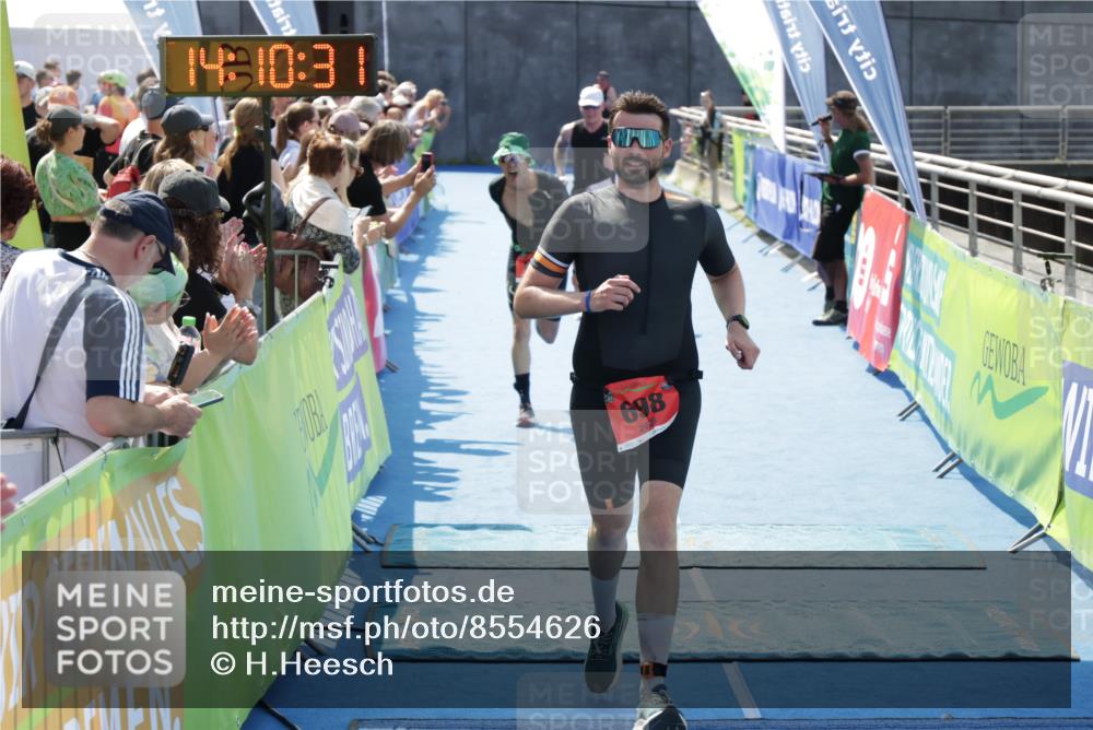 10.08.2025 - GEWOBA Citytriathlon Bremen H.Heesch http://msf.ph/oto/8554626 10.08.2025 14:10:35 Ziel 649, 656, 698 meine-sportfotos.de