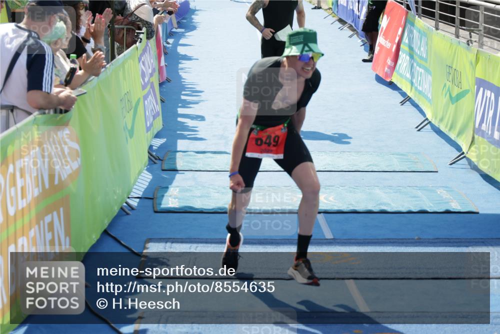 10.08.2025 - GEWOBA Citytriathlon Bremen H.Heesch http://msf.ph/oto/8554635 10.08.2025 14:10:37 Ziel 649, 656, 698 meine-sportfotos.de