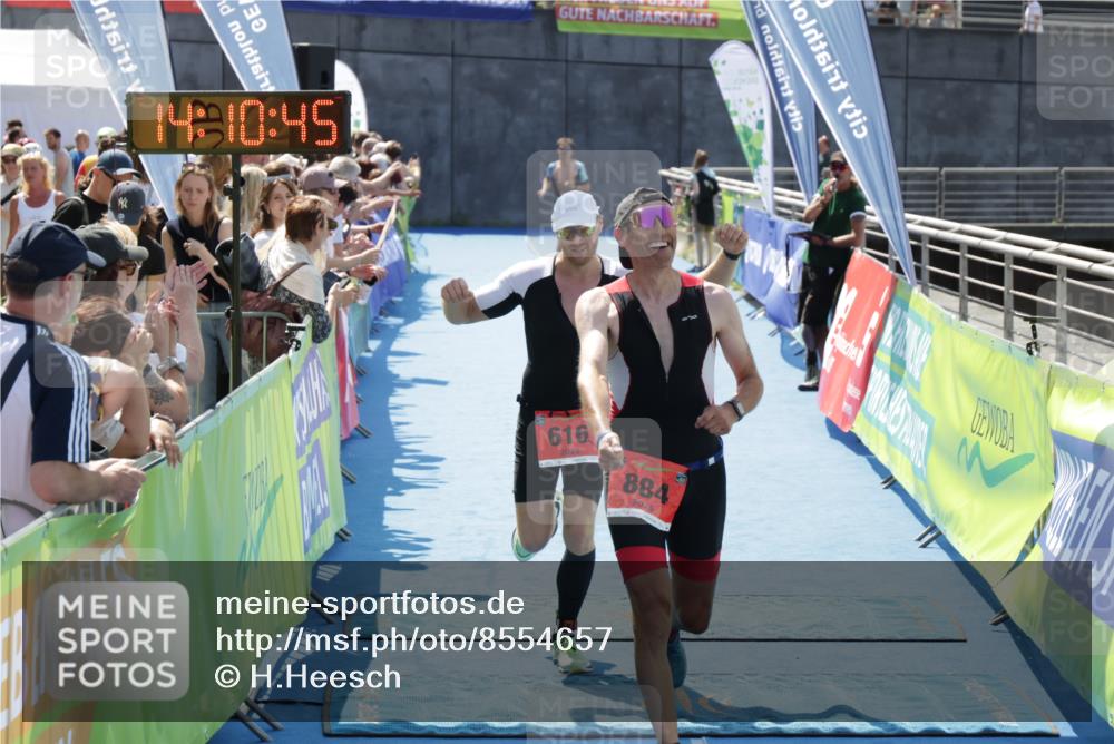 10.08.2025 - GEWOBA Citytriathlon Bremen H.Heesch http://msf.ph/oto/8554657 10.08.2025 14:10:48 Ziel 616, 884 meine-sportfotos.de