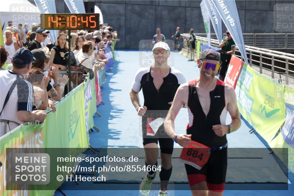 10.08.2025 - GEWOBA Citytriathlon Bremen H.Heesch http://msf.ph/oto/8554664 10.08.2025 14:10:49 Ziel 616, 884 meine-sportfotos.de